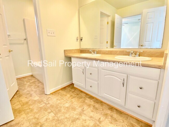 Building Photo - Crowne Pointe home available!