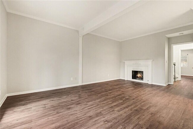 Building Photo - 3813 Paces Ferry W