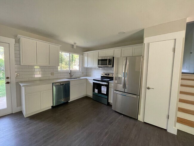 Building Photo - Recently Renovated! 3bed/2bath home in Louisville