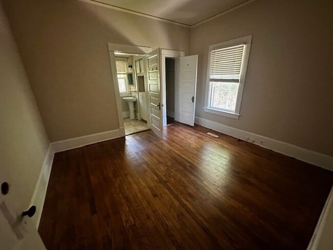 Building Photo - 610 Marigold St