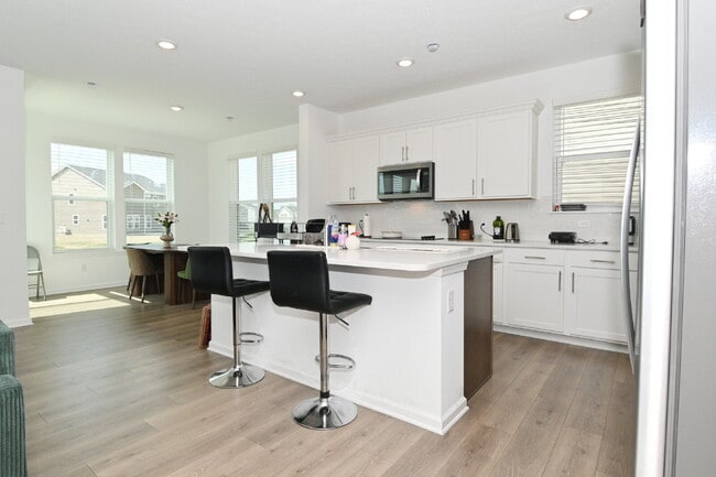 Building Photo - "Spacious 5-Bedroom Retreat with Luxurious Quartz Countertops & Fireplace on Deerberg Drive!"