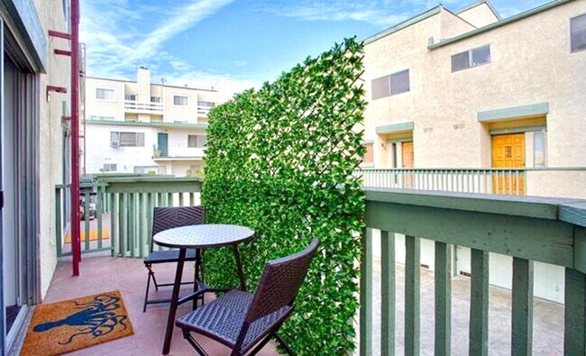 Building Photo - Amazing West LA Location - 2 bd / 2.5 ba T...