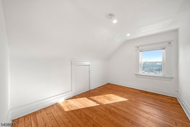 Building Photo - 4 Francis Pl