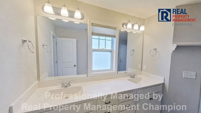 Building Photo - 4 BD/3.5 BA plus Bonus Room with Open Floorplan and Fenced Back Yard