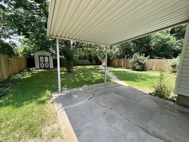 Building Photo - 3920 Maple Ave