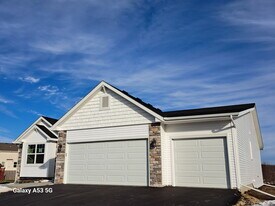 Building Photo - 12407 Lakeview Dr