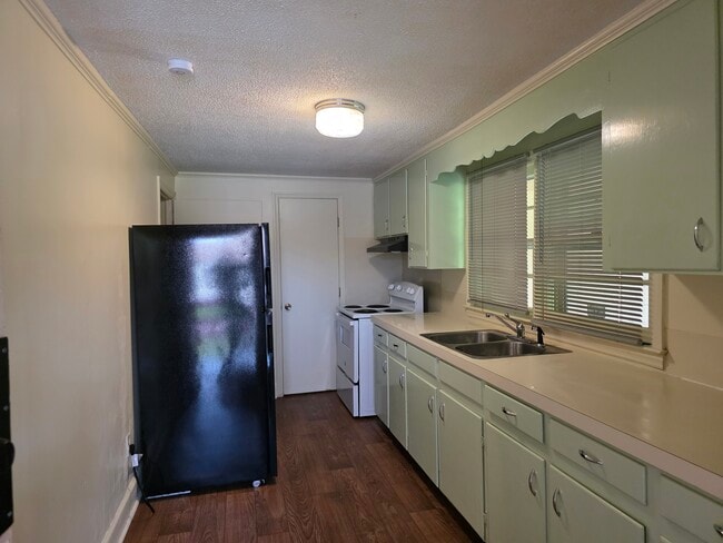 Kitchen - 685 Coleman Ave