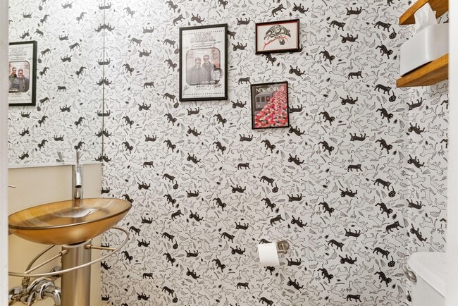 Building Photo - 1105 Park Rd NW