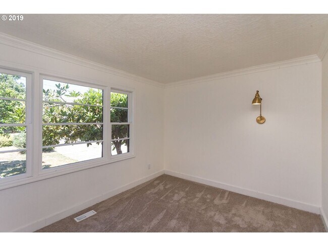 Building Photo - Gorgeous 2 bedroom 2 bath in SE Portland