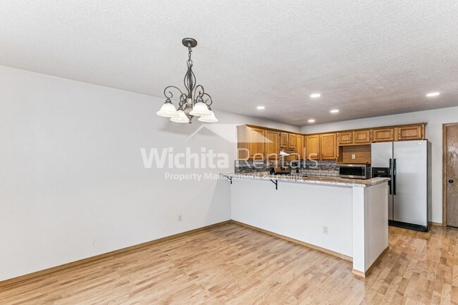 Building Photo - Large 3 bedroom 3 bath home in West Wichita