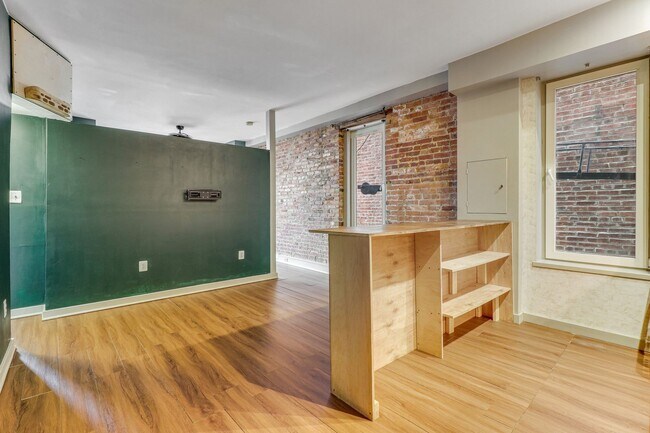 Building Photo - Bloomingdale or Bust