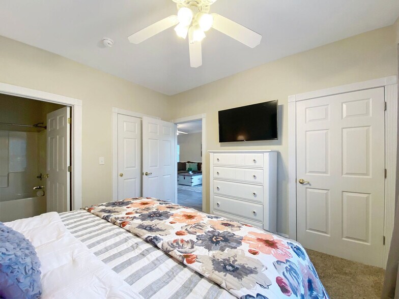 Building Photo - 4880 Dahlia Ct