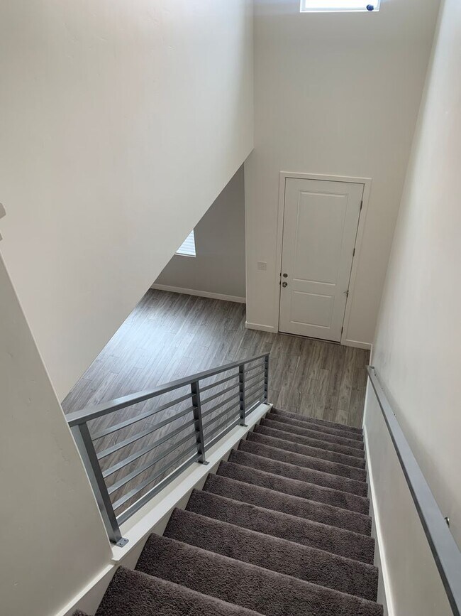 Building Photo - Move In & Get 2 Weeks Free! 3 Bed 2.5 Bath Townhome in West Haven