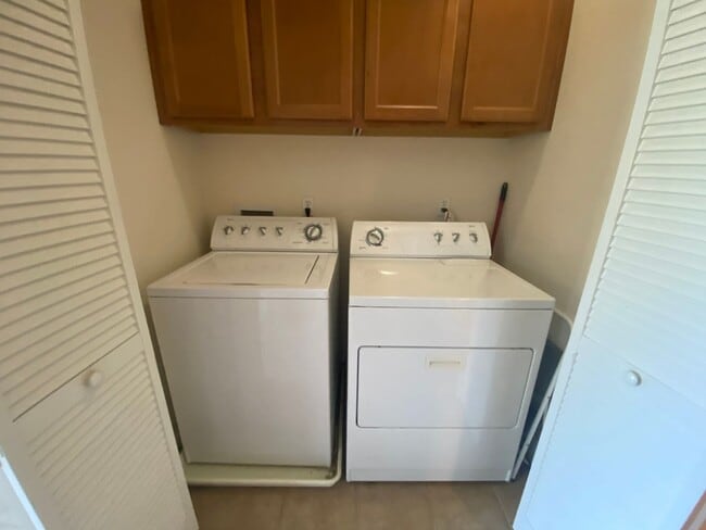 Building Photo - Newer Multi-Level Downtown Townhouse with Double Master Bedrooms