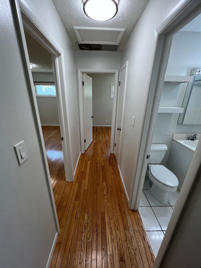 Building Photo - The Little Bungalow of Your Dreams Near East Bay! 2BR / 1BA Long-Term Rental