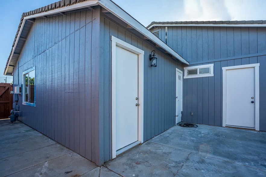 Attached Suite Entry - 299 Tangelo St