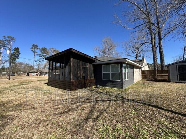 Building Photo - 10494 Wade Dr