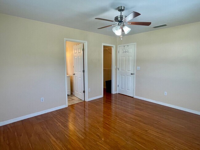 Building Photo - Charming 3-Bedroom Home for Rent in Prime ...