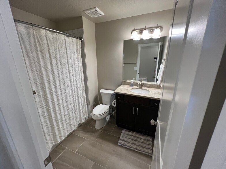 Building Photo - 1911 E Fiesta Ln