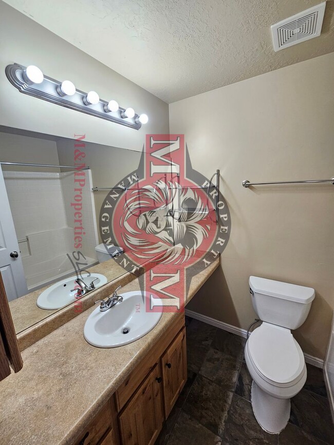 Building Photo - 3 Bd 2.5 Bath Condo 2 Car Garage