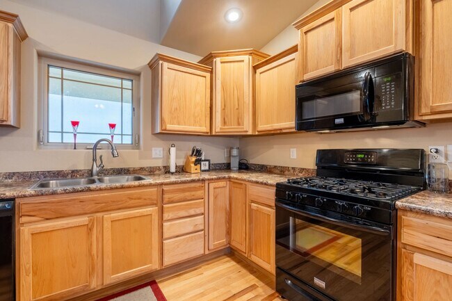 Building Photo - Great 3-Bedroom 2-Bathroom Home with Space in Cheyenne