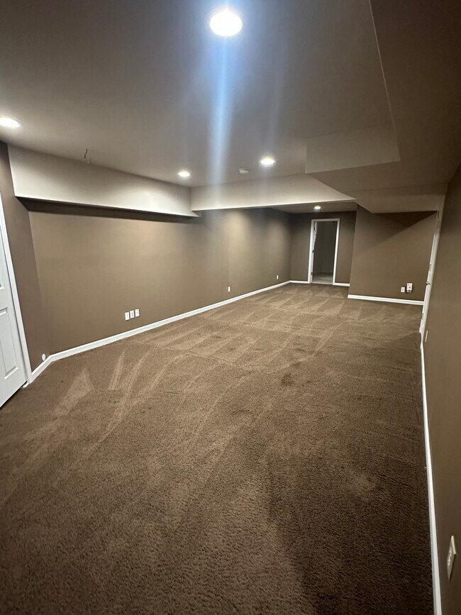 Building Photo - 4934 Claredon Pl