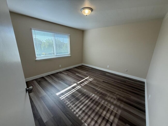 Building Photo - 736 Opal Dr