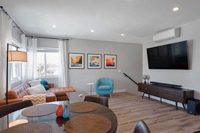 Building Photo - 617 Loma Dr