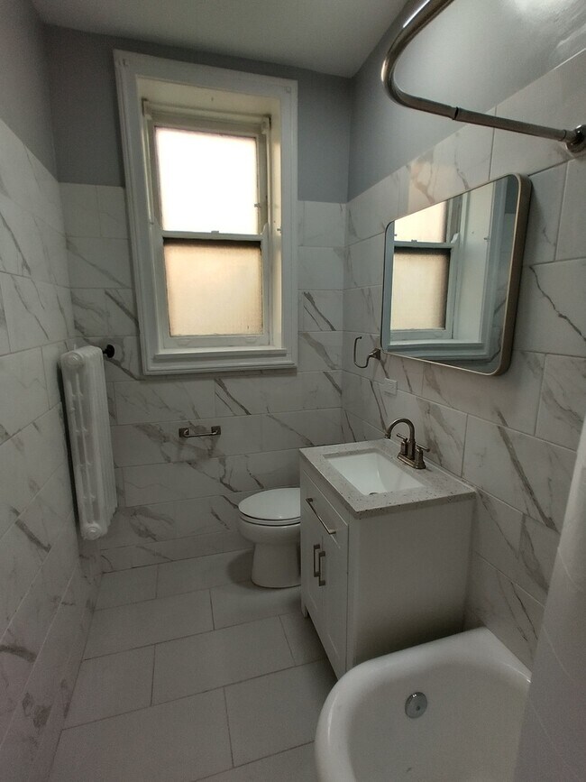 Building Photo - 1216 W Jarvis Ave