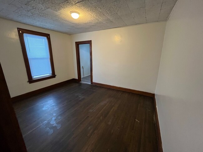 Building Photo - 3 Bedroom 1 Bathroom Single Family Home Wh...