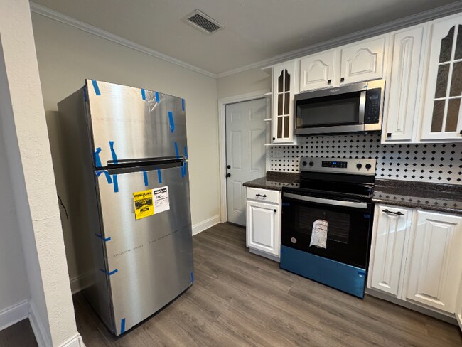 Building Photo - 213 Amellia Pl