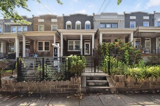 Building Photo - Available Now! 3 Bed 3.5 Bed in Brightwood...
