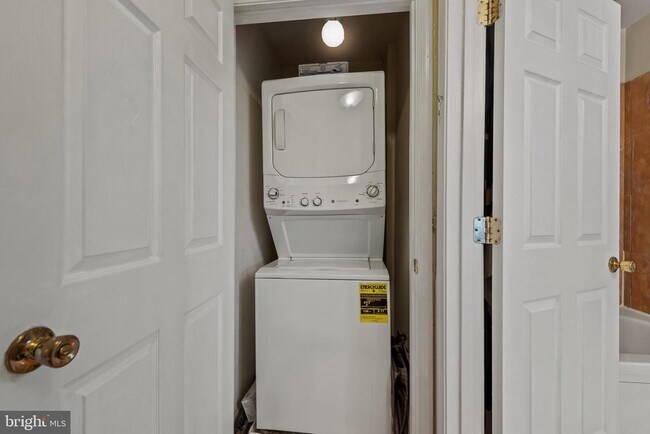 Building Photo - 1807 E Lombard St