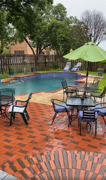 Building Photo - 819 Hackberry St