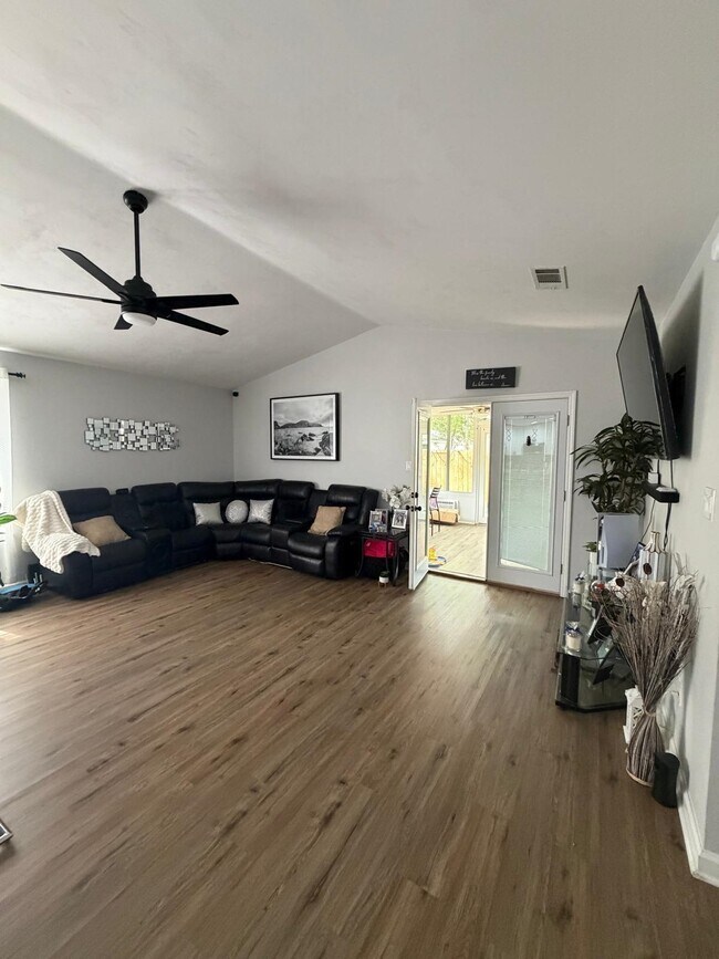 Building Photo - 4540 Eltham Park