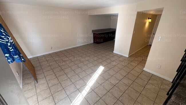 Building Photo - 3 bedroom/ 1.5 bathroom townhome