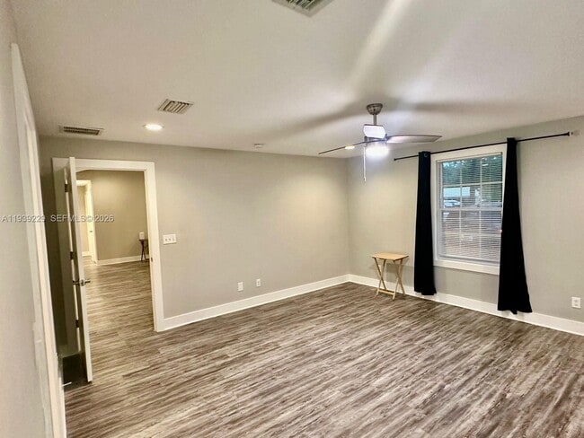 Building Photo - 399 SW Broderick Dr