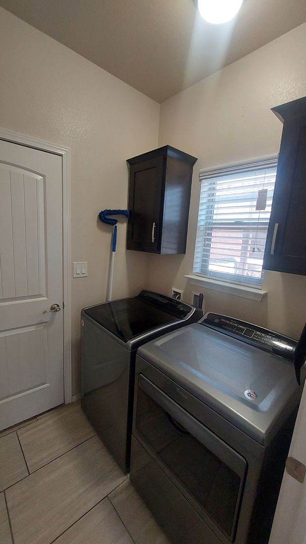 Building Photo - Backyard Oasis!!!  Beautiful 4 bedroom 2.5 bathroom 2 story home on corner lot!