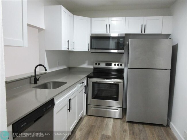 Building Photo - 4240 Woodside Dr