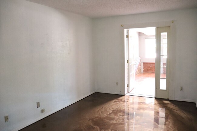 Building Photo - Large Home