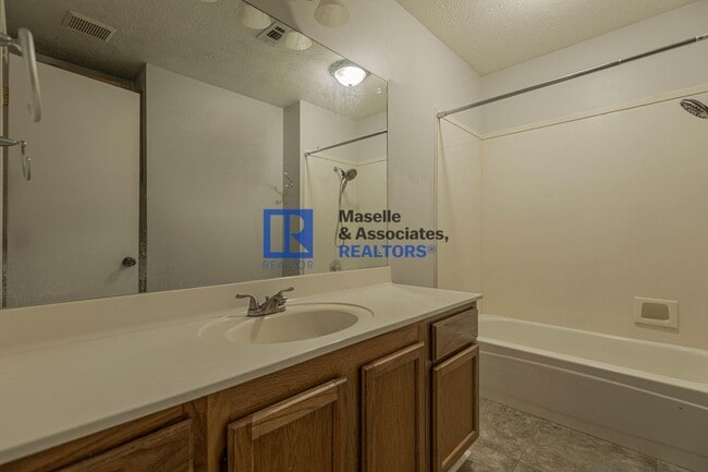 Building Photo - 3 Bed/2 Bath Home in Brandon