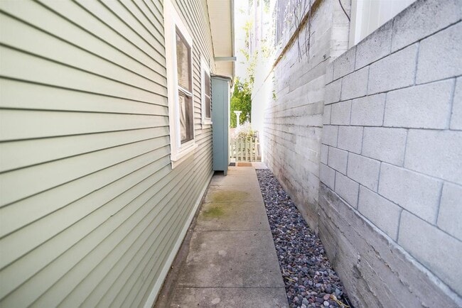 Building Photo - 2339 Brant St