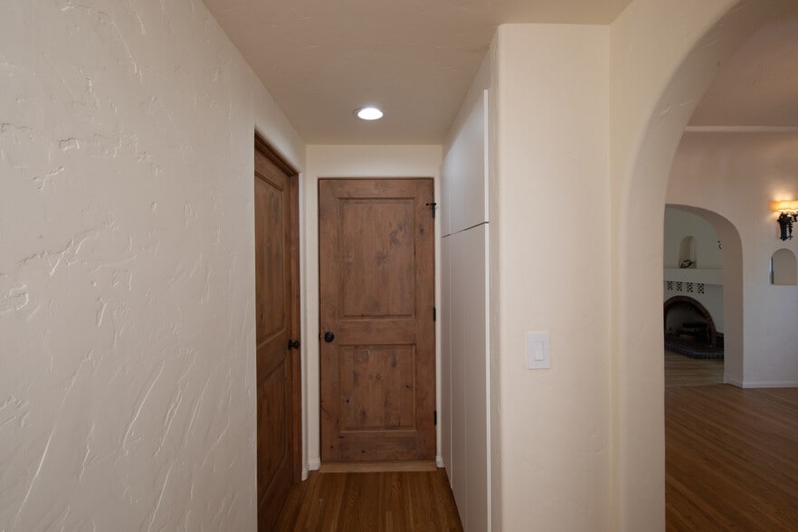 Building Photo - 1260 S Ridgeley Dr
