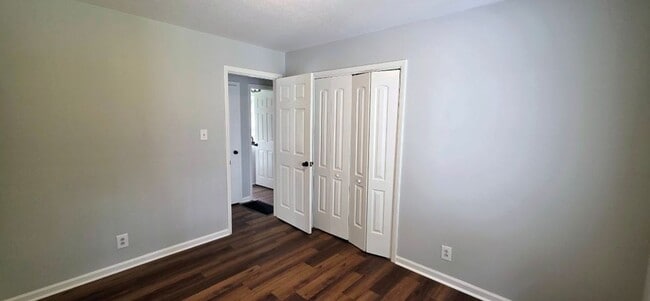 Building Photo - Large Family Home - Move In Ready!