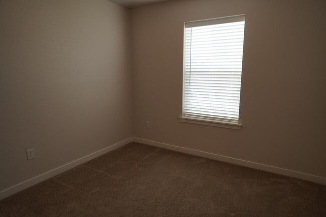 Building Photo - 1701 W Crystal Falls Ave
