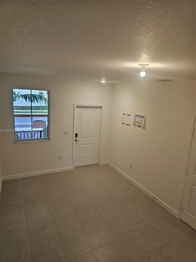 Building Photo - 2785 SE 25th Ave