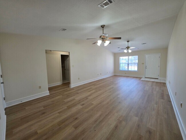 Building Photo - 916 Rentz Ave