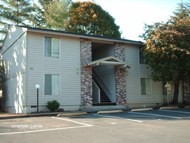 Building Photo - 1001 Hermitage Way S