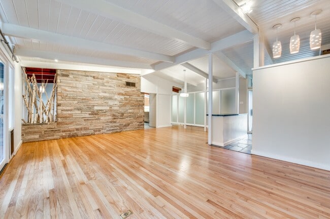 Building Photo - 524 N Manus Dr