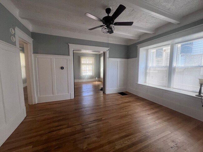 Building Photo - Large Single Family Five Bedroom Home!